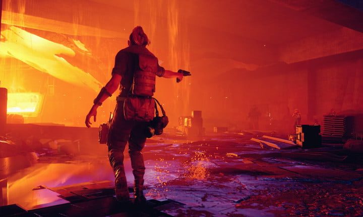 Un soldado en una colorida área de construcción.