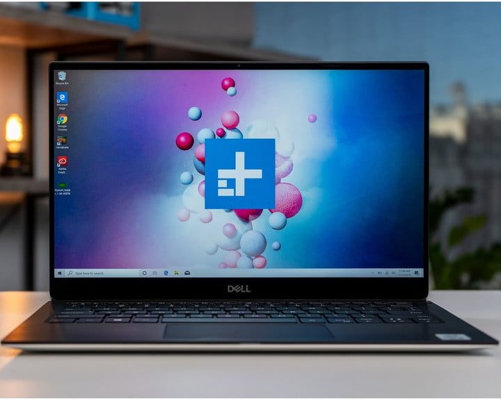La portátil Dell XPS 13 sobre una mesa.