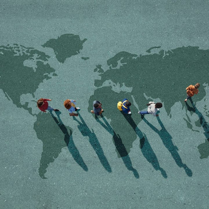 Personas caminando sobre un mapa