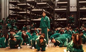 La imagen muestra una escena de El juego del calamar.