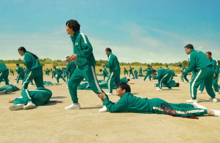 La imagen muestra una escena de la serie El juego del calamar