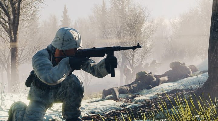 Una tropa de soldados con trajes blancos tomando posición.