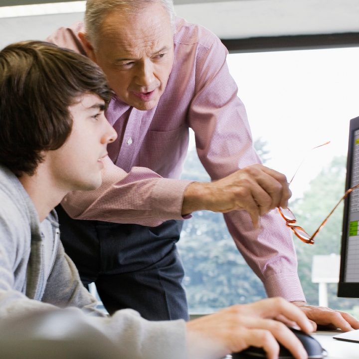 Un profesor y un estudiante utilizan Excel