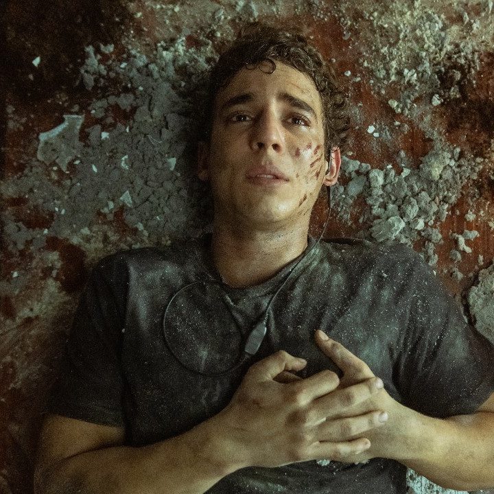 La imagen muestra una escena de la parte final de La casa de papel.