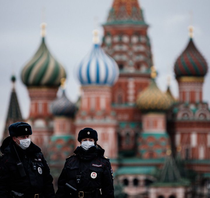 La imagen muestra a dos funcionarios de la policía de Rusia en Moscú.