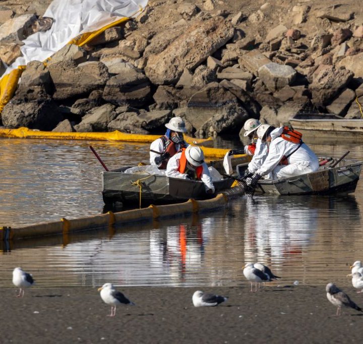 La imagen muestra las consecuencias del derrame de petróleo en la costa sur de California.