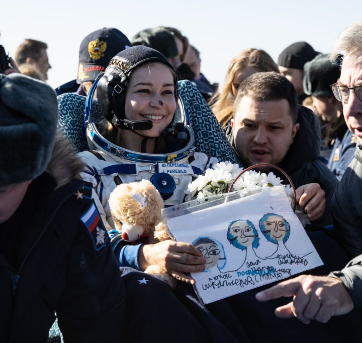La imagen muestra a la actriz y cosmonauta Yulia Peresild.