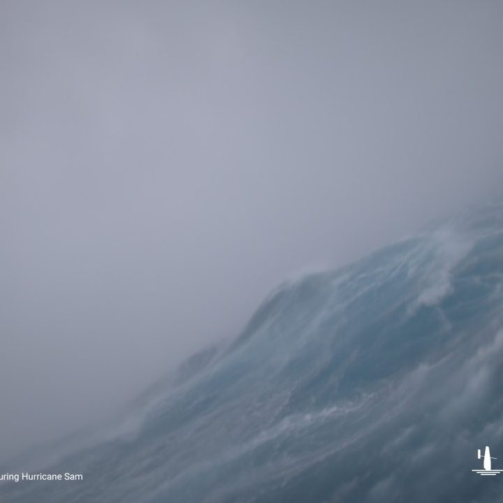 La imagen muestra un registro captado por un dron en medio del huracán Sam.