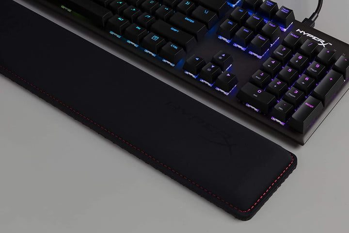 Reposamuñecas para teclado HyperX sobre un escritorio.