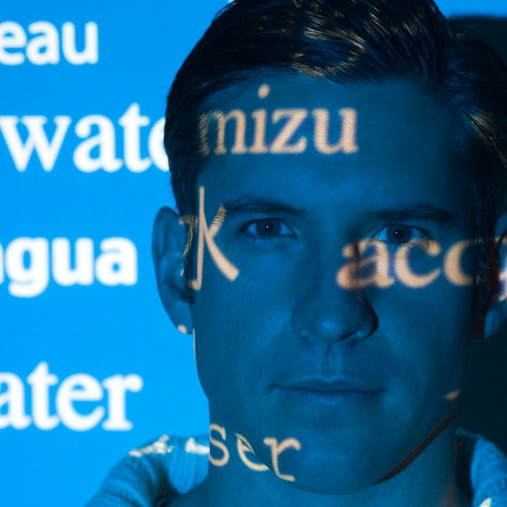 Una persona con un fondo con distintos idiomas