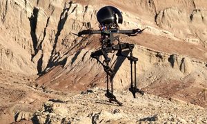La imagen muestra a Leonardo, el primer dron que vuela y camina.