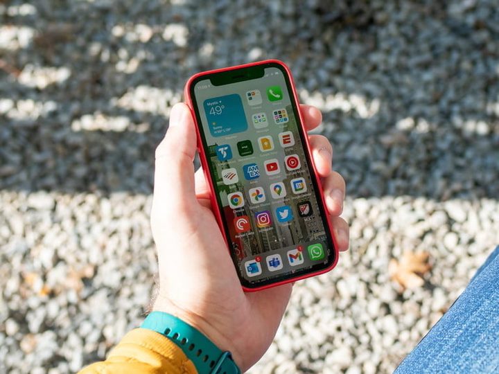 La mano de una persona con un celular en la mano