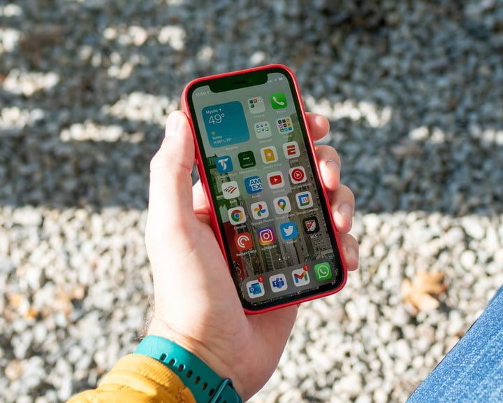 La mano de una persona con un celular en la mano