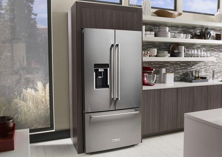 Una cocina después de comprar un refrigerador de puerta francesa.