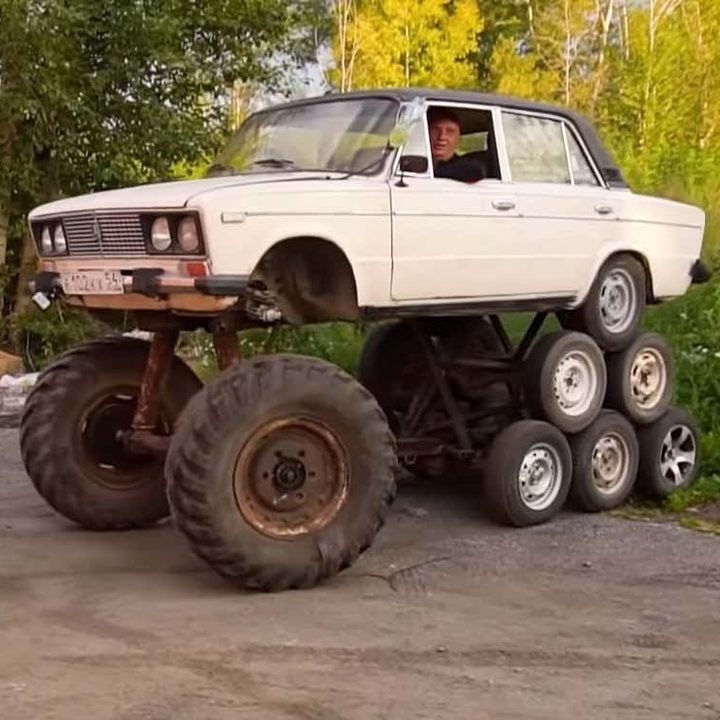 La imagen muestra un Lada con 14 ruedas.