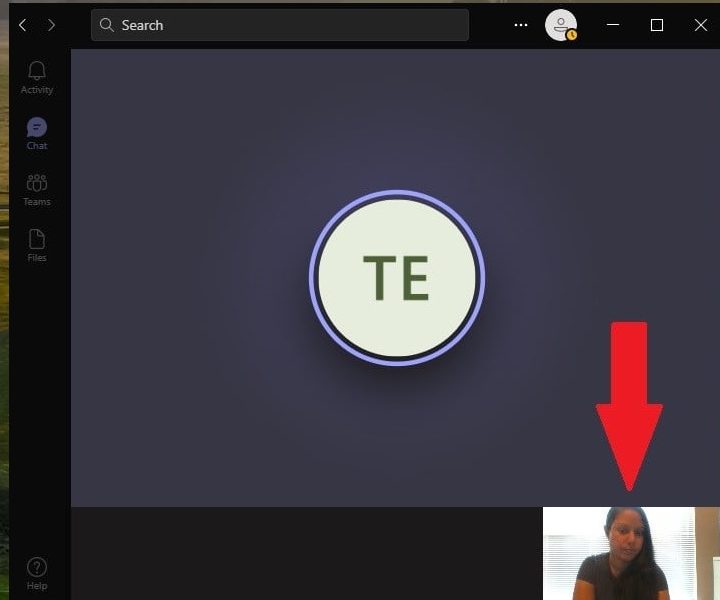 Una mujer realiza una llamada de prueba en Microsoft Teams para probar la cámara web.