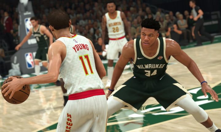 Dos jugadores de baloncesto frente a frente.