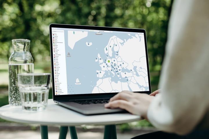 Una laptop Mac utilizando NordVPN, una de las mejores VPN legales.