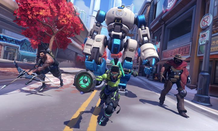 Un equipo de personajes de Overwatch avanza por una calle en Overwatch 2.