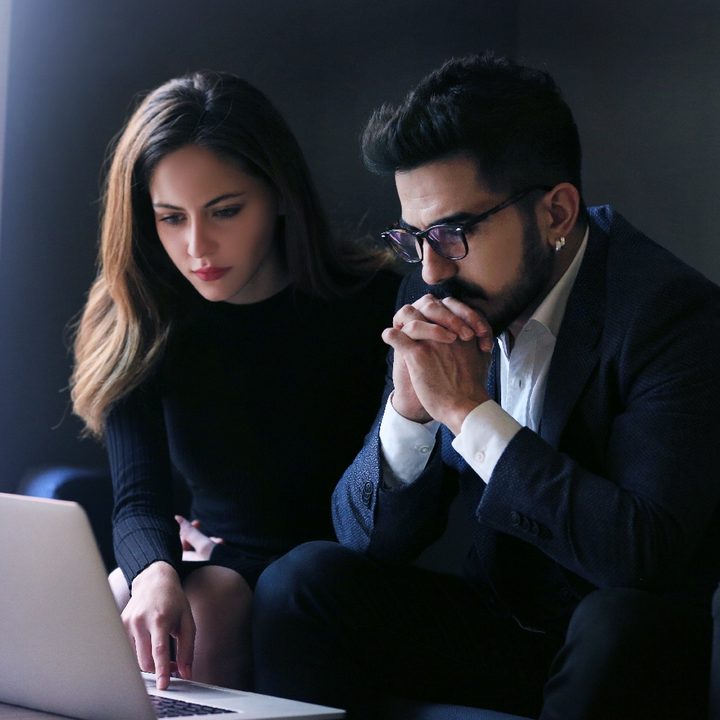 Una pareja frente a una computadora