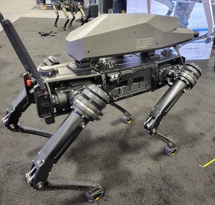 La imagen muestra al perro robot fabricado por Ghost Robotics.