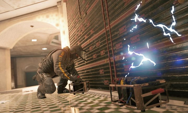 Un operador colocando una trampa eléctrica.