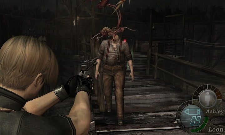 Un hombre disparando con una pistola a un zombie que se acerca