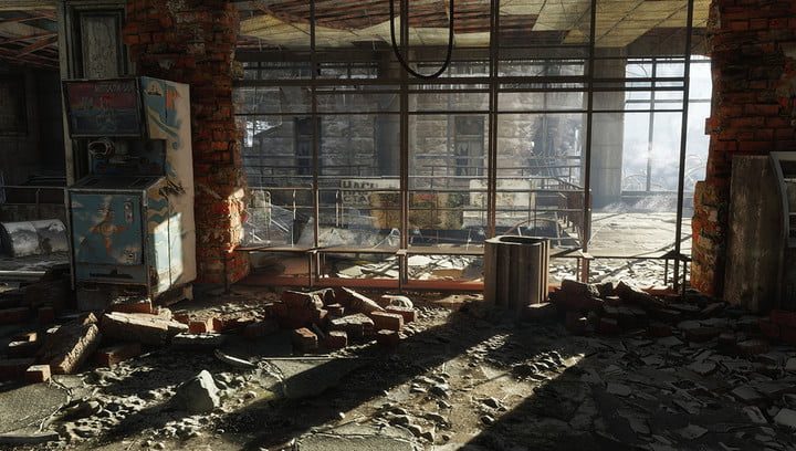 Un edificio abandonado con el sol brillando a través.