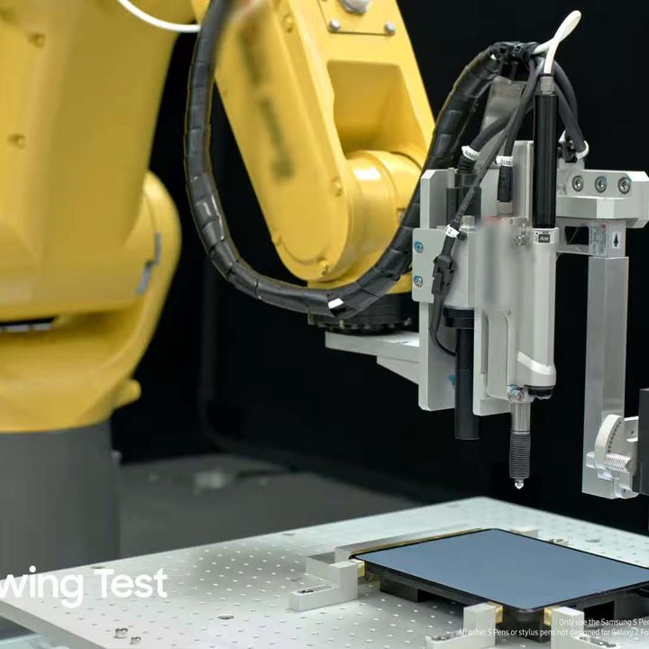 La imagen muestra parte de las pruebas de resistencia de los plegables de Samsung.