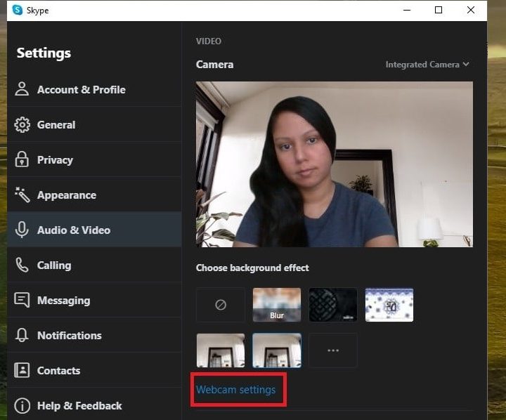 Mostrando cómo probar una cámara web a través de la configuración de la aplicación de Skype.