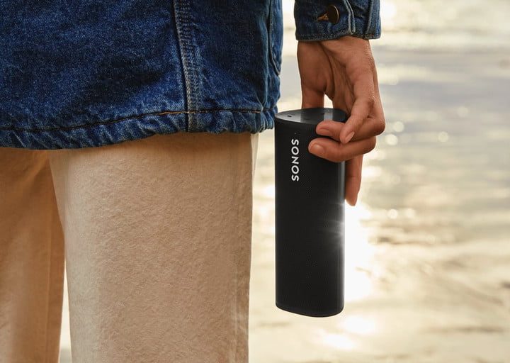 Persona que lleva el Sonos Roam 4 en la playa. Sonos