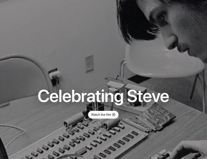 La imagen muestra la dedicatoria de Apple a Steve Jobs.