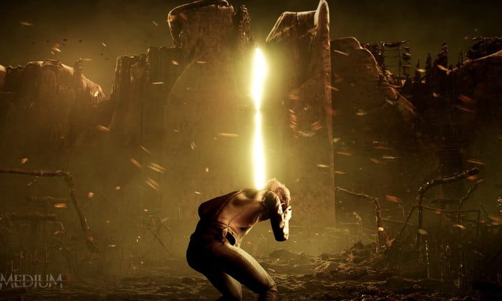 Una mujer sosteniendo su cabeza en una pesadilla.