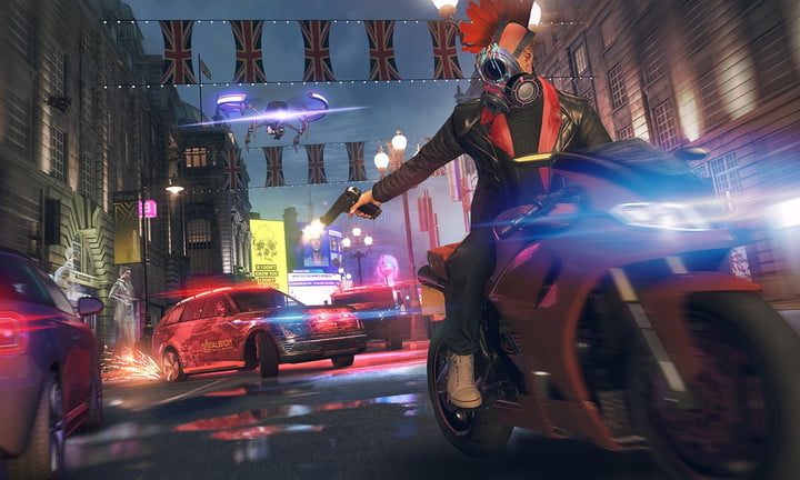 Un hombre en una moto disparando a un auto en una persecución.