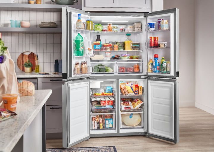 Refrigerador Whirlpool en la cocina con las puertas abiertas.