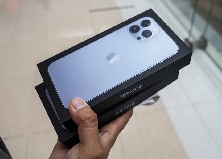 iPhone 13 Pro Max en su caja.