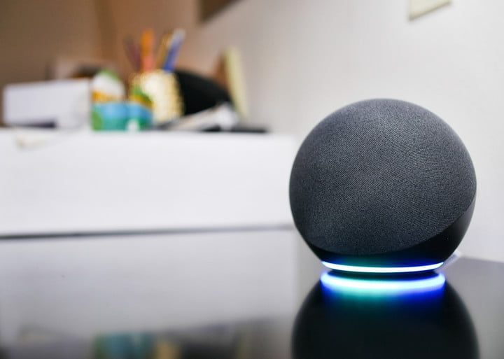 Altavoz inteligente con Alexa sobre una mesa para comparar al Amazon Echo vs. Amazon Dot.