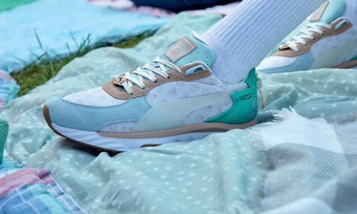 Persona con zapatos Puma de Animal Crossing.