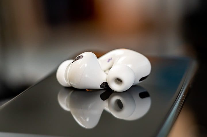 Airpods Pro sobre una superficie brillante para conocer los problemas más comunes de los AirPods