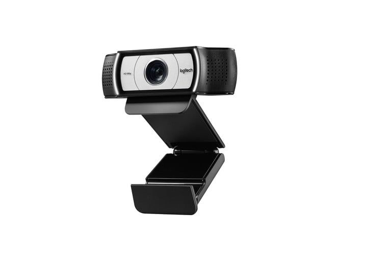 Cámara web Logitech C930E sobre un fondo blanco.