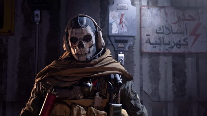 Jugador de Call of Duty: Warzone de pie con pintura facial de calavera.