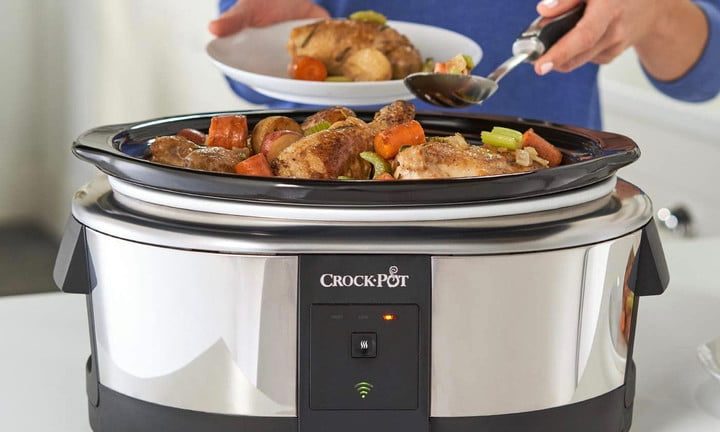 Una mujer sirviendo la comida directo de la olla de cocción lenta Crock Pot.