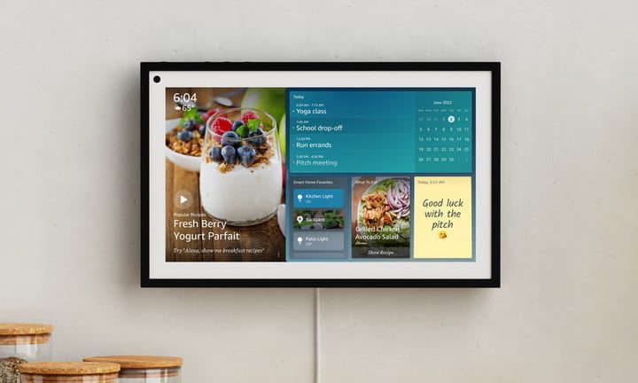 Amazon Echo Show 15 en la pared.