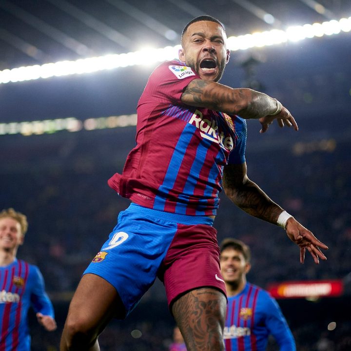 Memphis Depay celebra un gol por el Barcelona