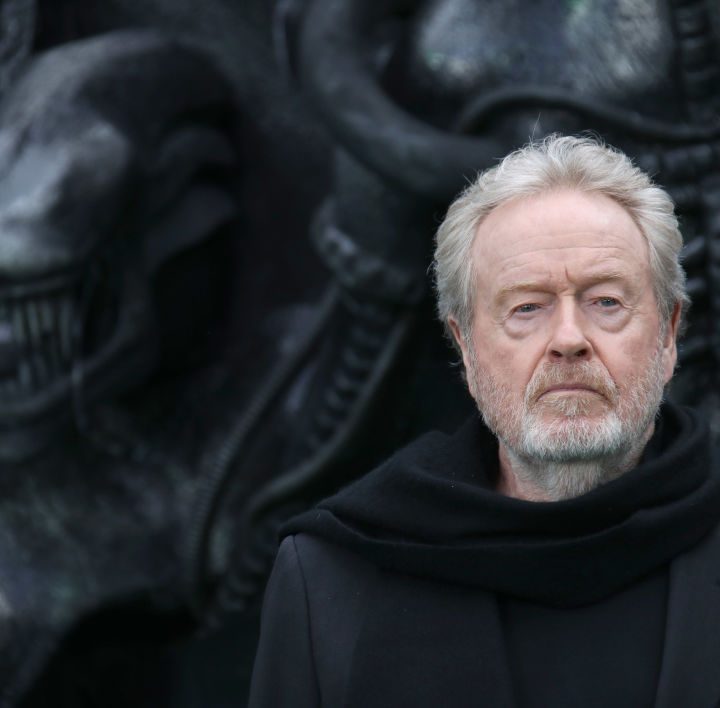 La imagen muestra al director de cine Ridley Scott.