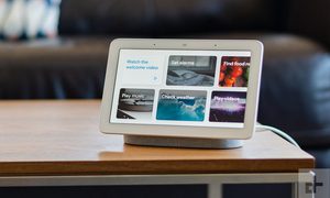 Una pantalla inteligente Nest Hub sobre una mesa.