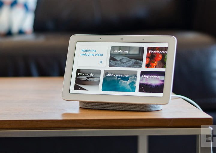 Una pantalla inteligente Nest Hub sobre una mesa.