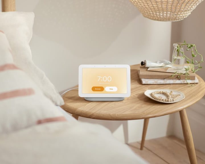 Google Nest Hub 2 sobre una mesita redonda.