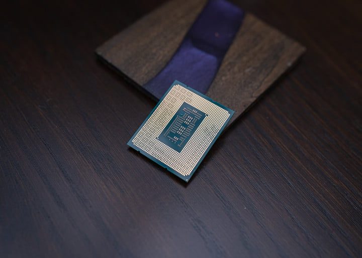 Procesador sobre superficie de madera mostrando los pines para comparar al Intel Core i9-12900K vs. AMD Ryzen 9 5950X