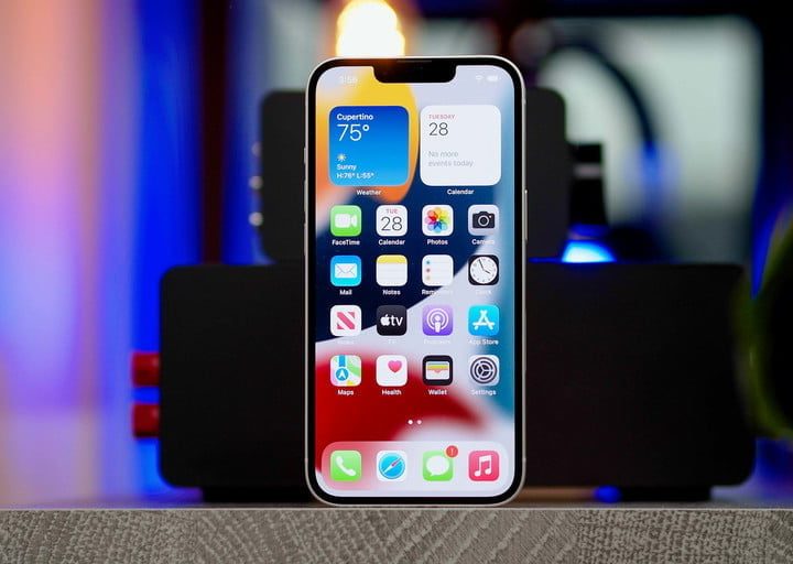 Un iPhone 13 que muestra las aplicaciones y los widgets de la pantalla de inicio, para conocer cuál es el mejor iPhone.